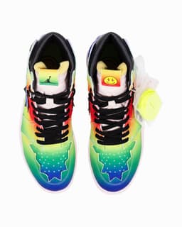 Jordan 1 Retro High - image 7 - bird's-eye view of sneakers