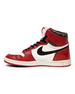 Air Jordan 1 Retro High OG Chicago Sneaker - image 5 - side view of sneaker