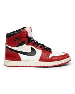 Air Jordan 1 Retro High OG Chicago Sneaker - image 4 - side view of sneaker